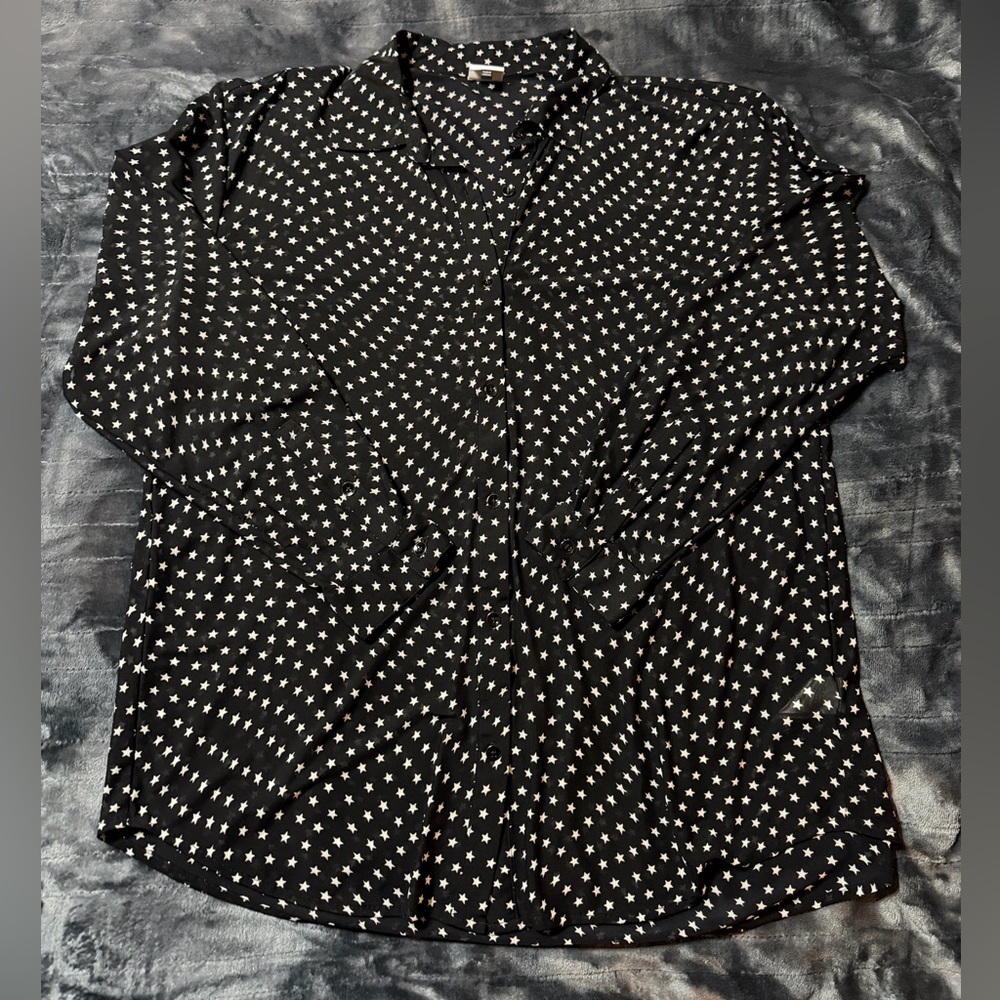 Cabi Celebrity Top 
Women's Black and White Star Print Blouse